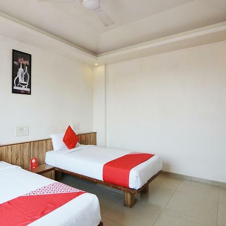 Oyo 24197 Saptaruchi Hotel Pimpri-Chinchwad Buitenkant foto