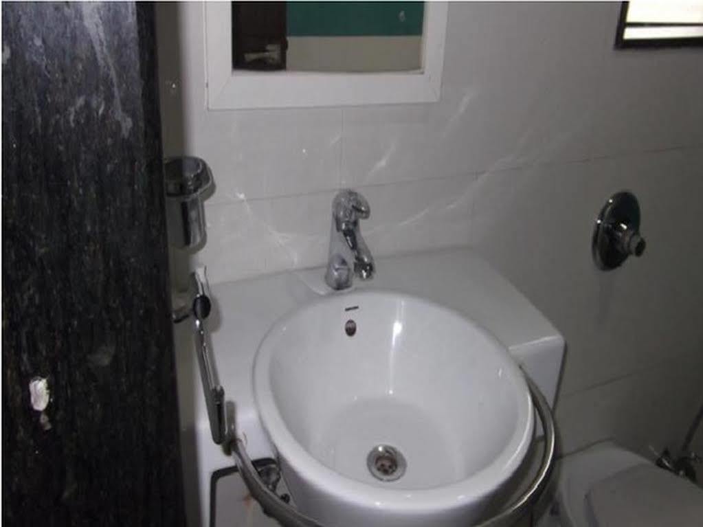 Oyo 24197 Saptaruchi Hotel Pimpri-Chinchwad Buitenkant foto