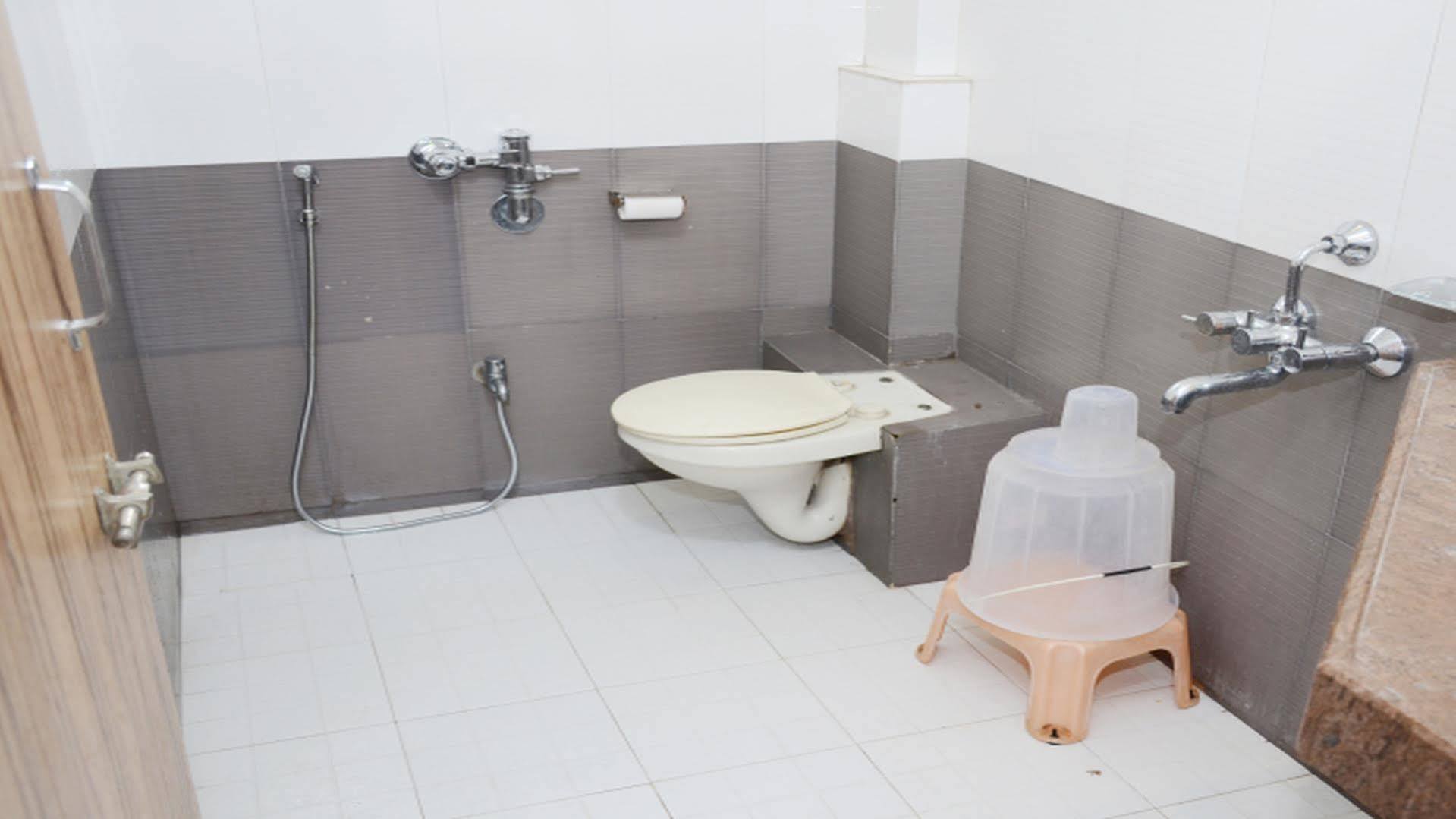 Oyo 24197 Saptaruchi Hotel Pimpri-Chinchwad Buitenkant foto