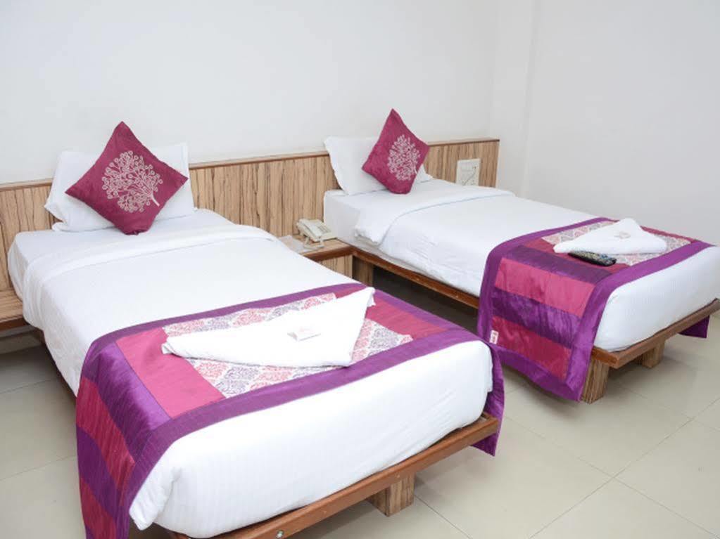 Oyo 24197 Saptaruchi Hotel Pimpri-Chinchwad Buitenkant foto