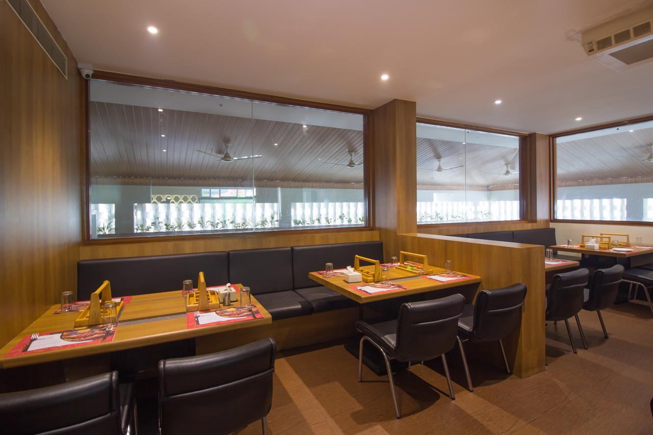 Oyo 24197 Saptaruchi Hotel Pimpri-Chinchwad Buitenkant foto