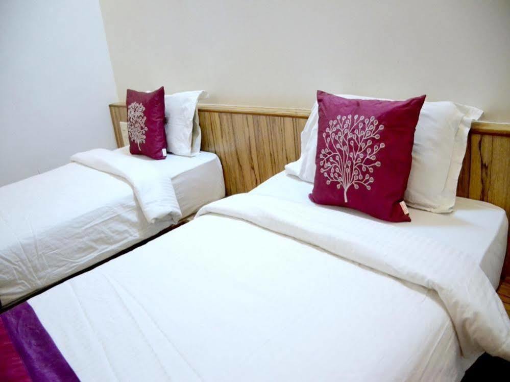 Oyo 24197 Saptaruchi Hotel Pimpri-Chinchwad Buitenkant foto