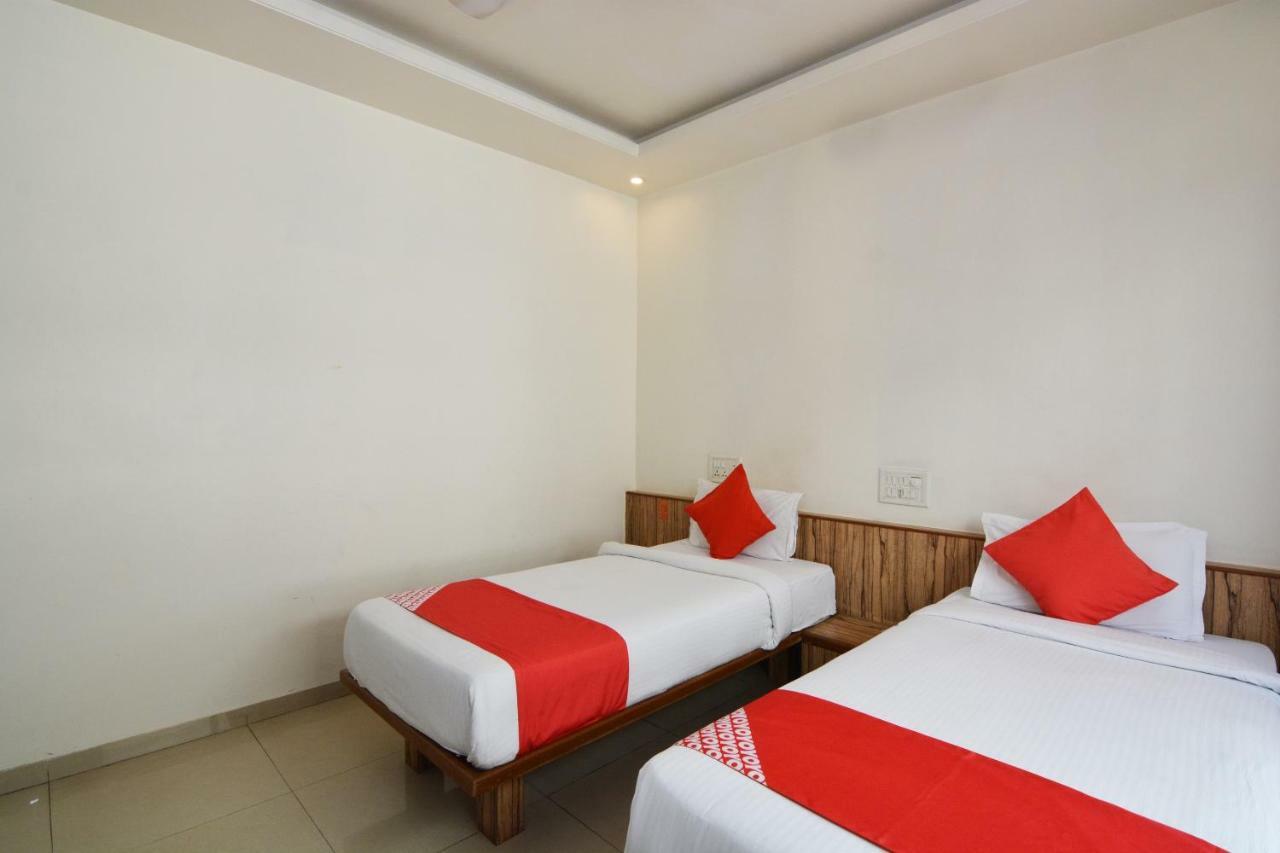 Oyo 24197 Saptaruchi Hotel Pimpri-Chinchwad Buitenkant foto