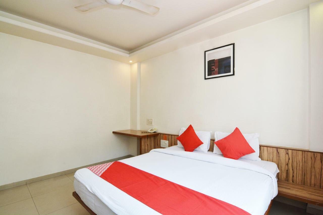 Oyo 24197 Saptaruchi Hotel Pimpri-Chinchwad Buitenkant foto