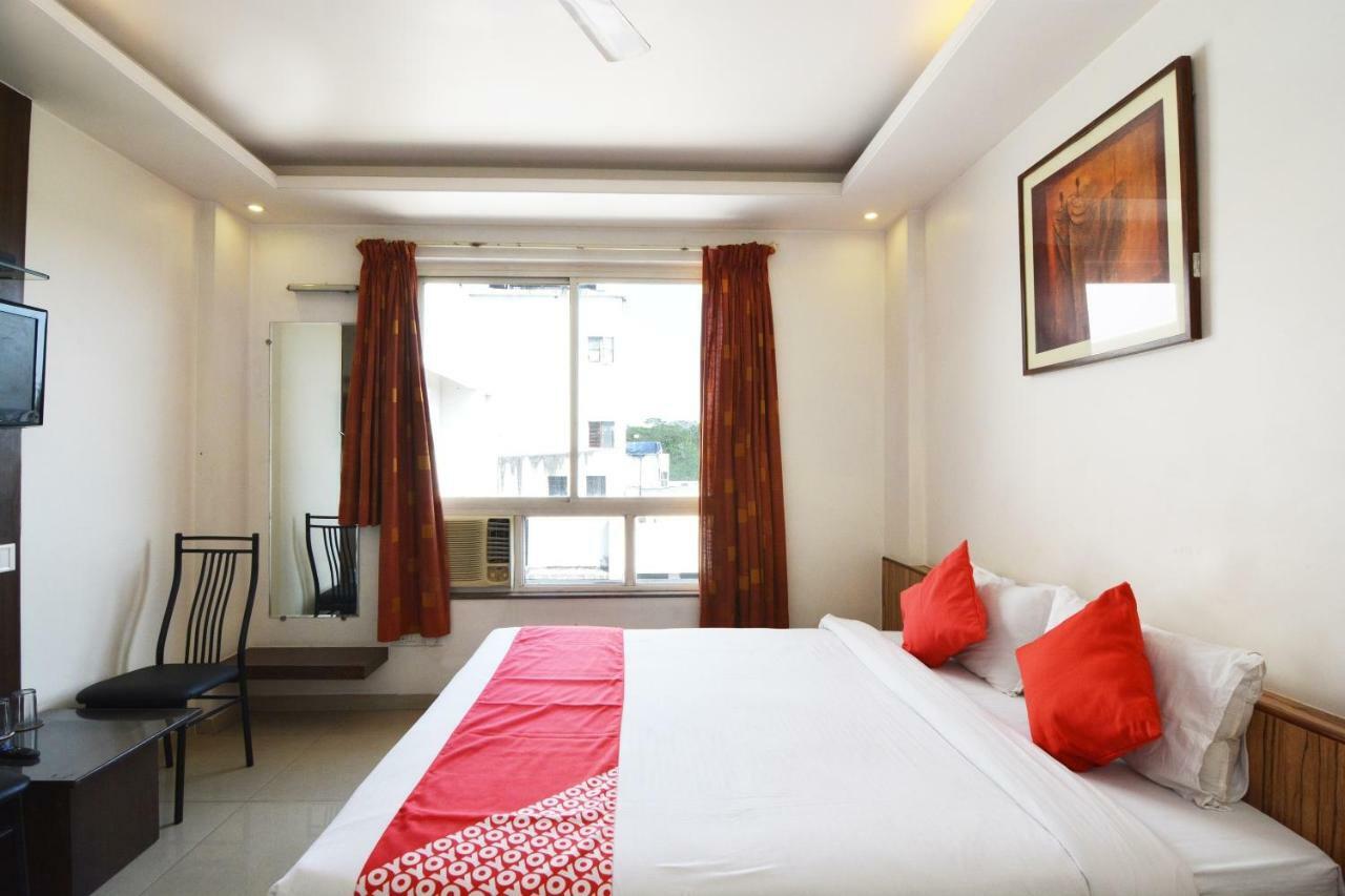 Oyo 24197 Saptaruchi Hotel Pimpri-Chinchwad Buitenkant foto
