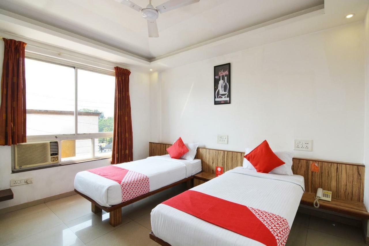 Oyo 24197 Saptaruchi Hotel Pimpri-Chinchwad Buitenkant foto