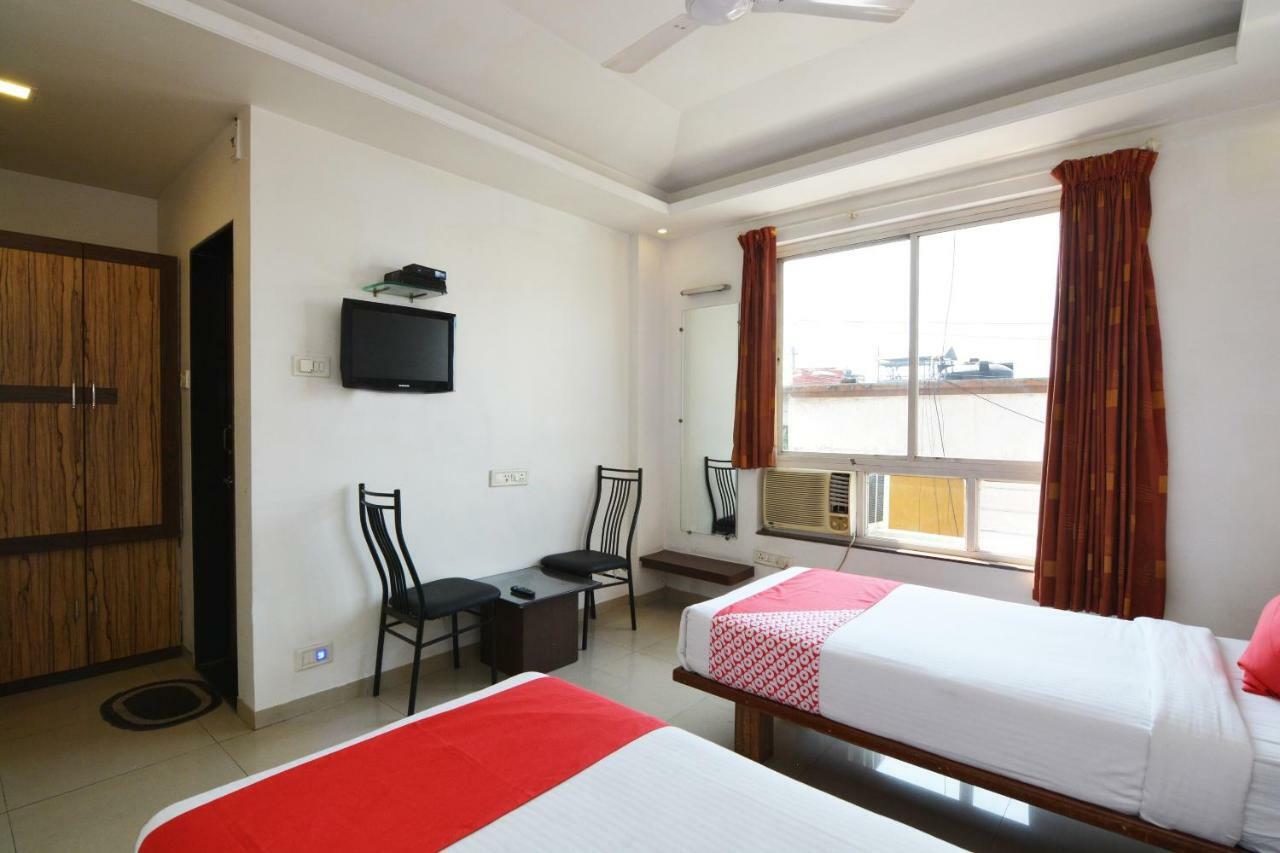 Oyo 24197 Saptaruchi Hotel Pimpri-Chinchwad Buitenkant foto