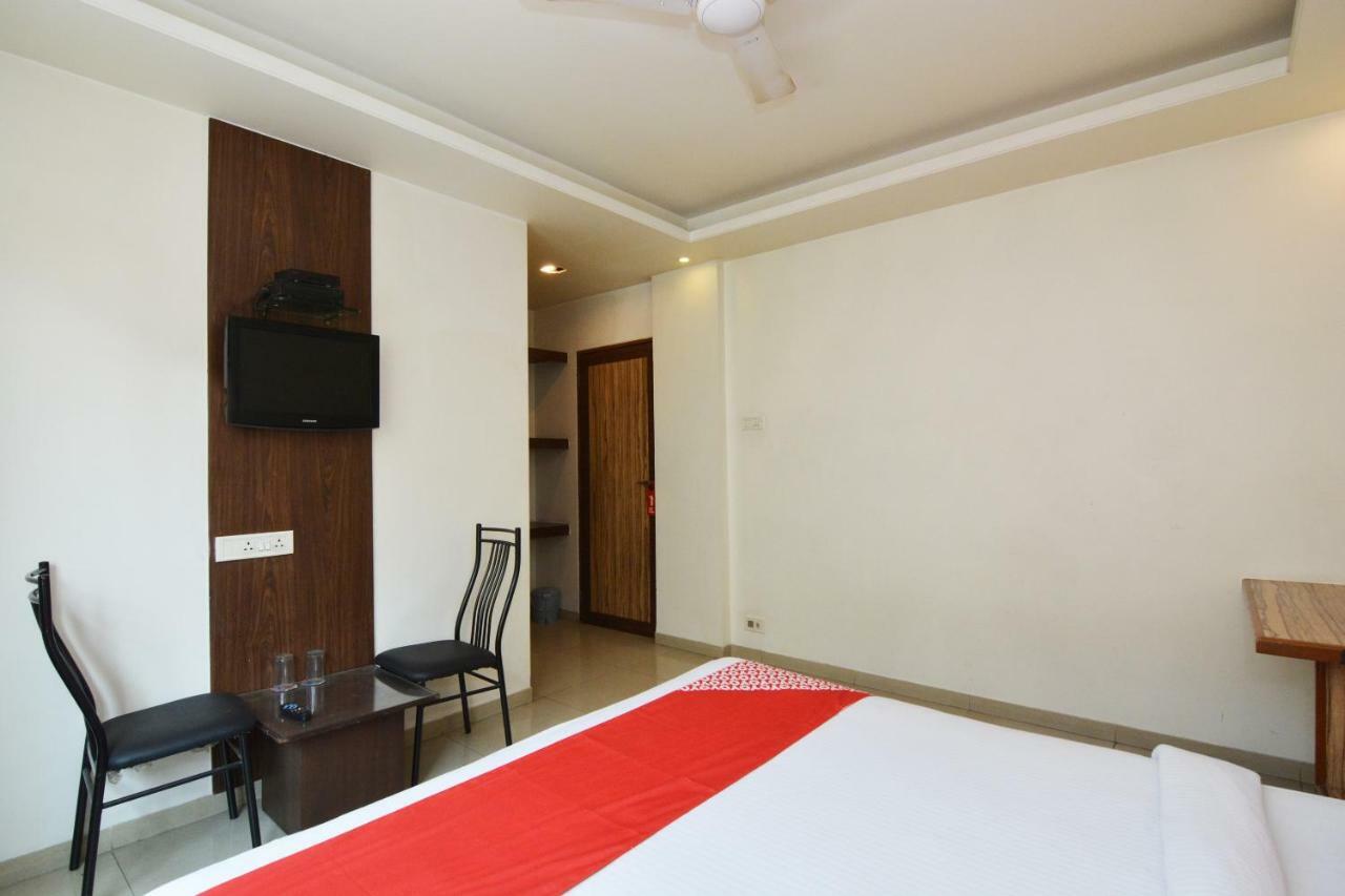 Oyo 24197 Saptaruchi Hotel Pimpri-Chinchwad Buitenkant foto