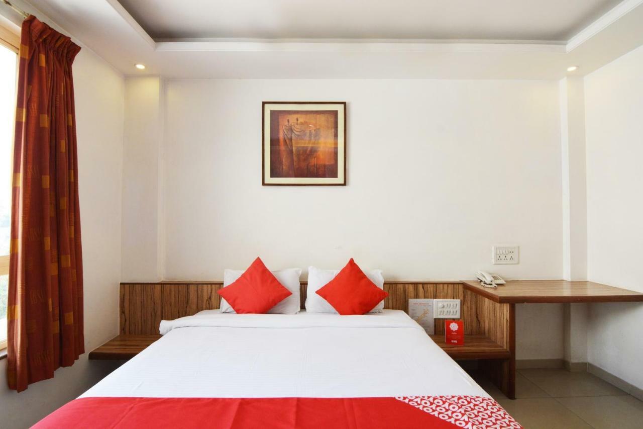 Oyo 24197 Saptaruchi Hotel Pimpri-Chinchwad Buitenkant foto